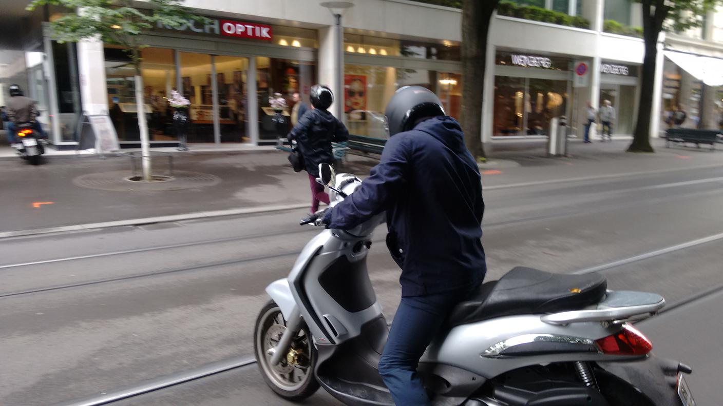 In alto a sinistra i primi due fuggiti in scooter. Il motorino in primo piano apparentemente non ha funzionato