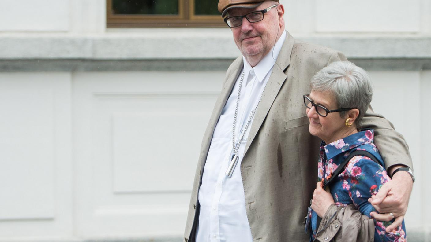 Dieter Behring in un'immagine scattata lunedì a Bellinzona mentre si reca in tribunale con la moglie Ruth