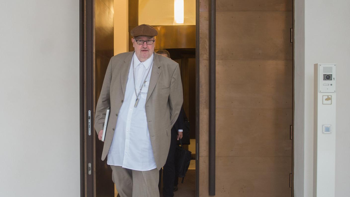 Dieter Behring esce dall'aula del Tribunale penale federale