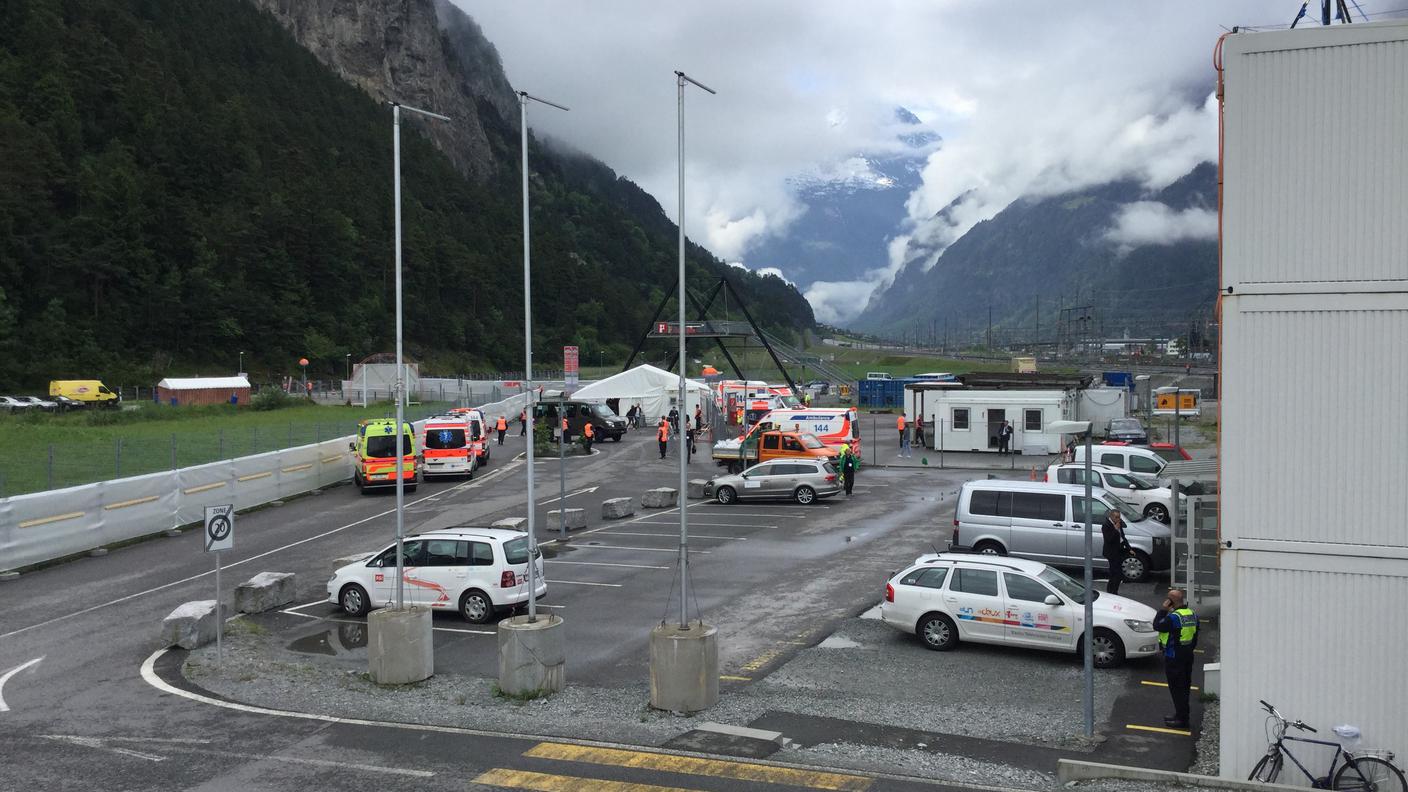 Il dispositivo della polizia e dei militari all'ingresso