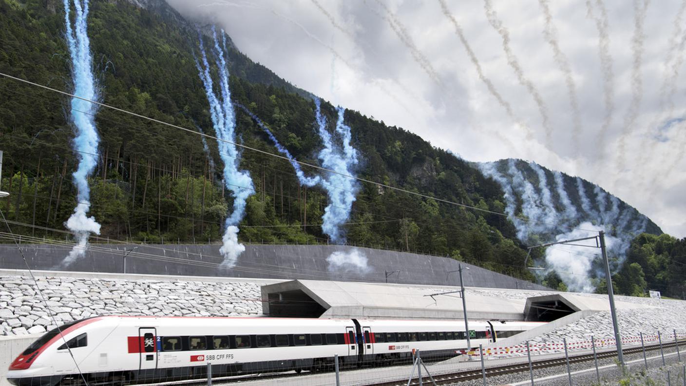 Fuochi d'artificio all'uscita del primo treno a Rynächt