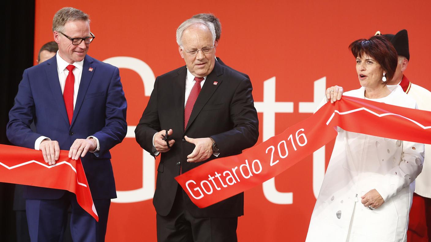 Il taglio del nastro, con Johann Schneider-Ammann (al centro), Doris Leuthard (a destra) e il direttore delle FFS Andreas Meyer