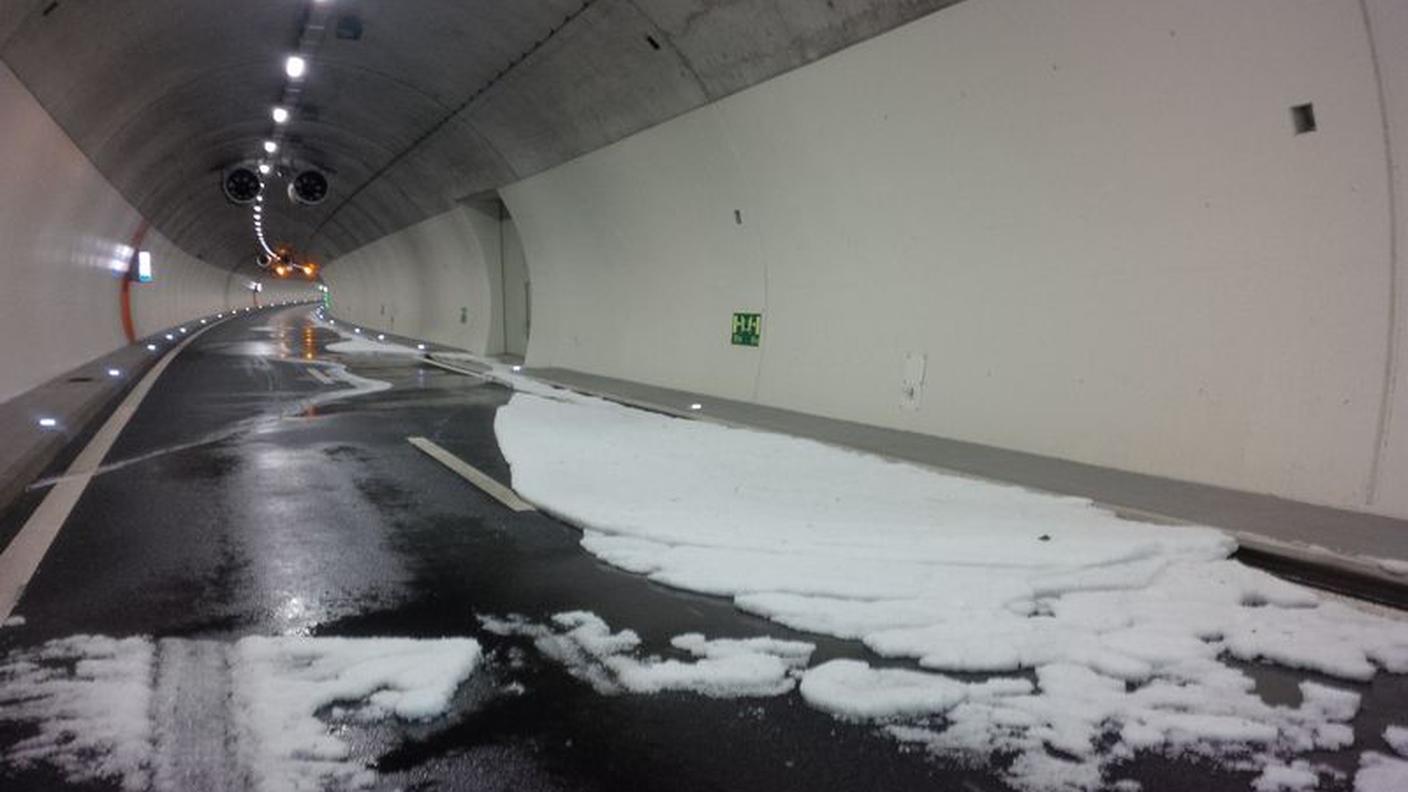 Il tunnel autostradale è rimasto bloccato per circa 2 ore