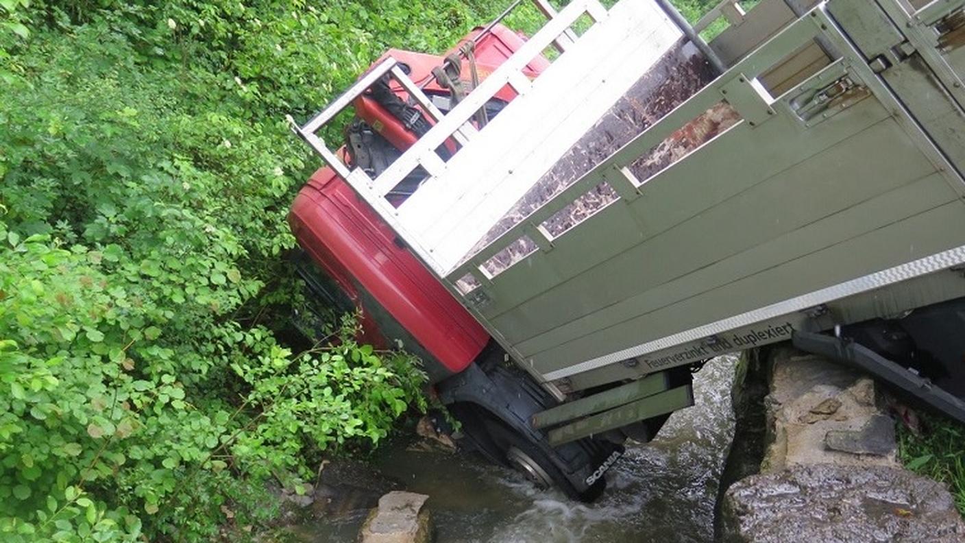 Riversati nel ruscello 200 litri di diesel