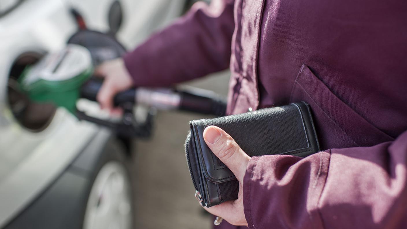 Deciso un incremento di 4 centesimi al litro per l'imposta sui carburanti
