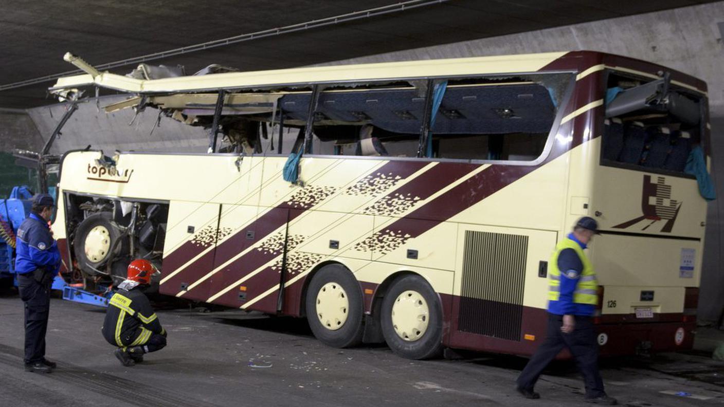 Il bus dopo l'incidente nel quale morirono 28 persone. Tra queste 22 bambini belgi reduci da una settimana bianca