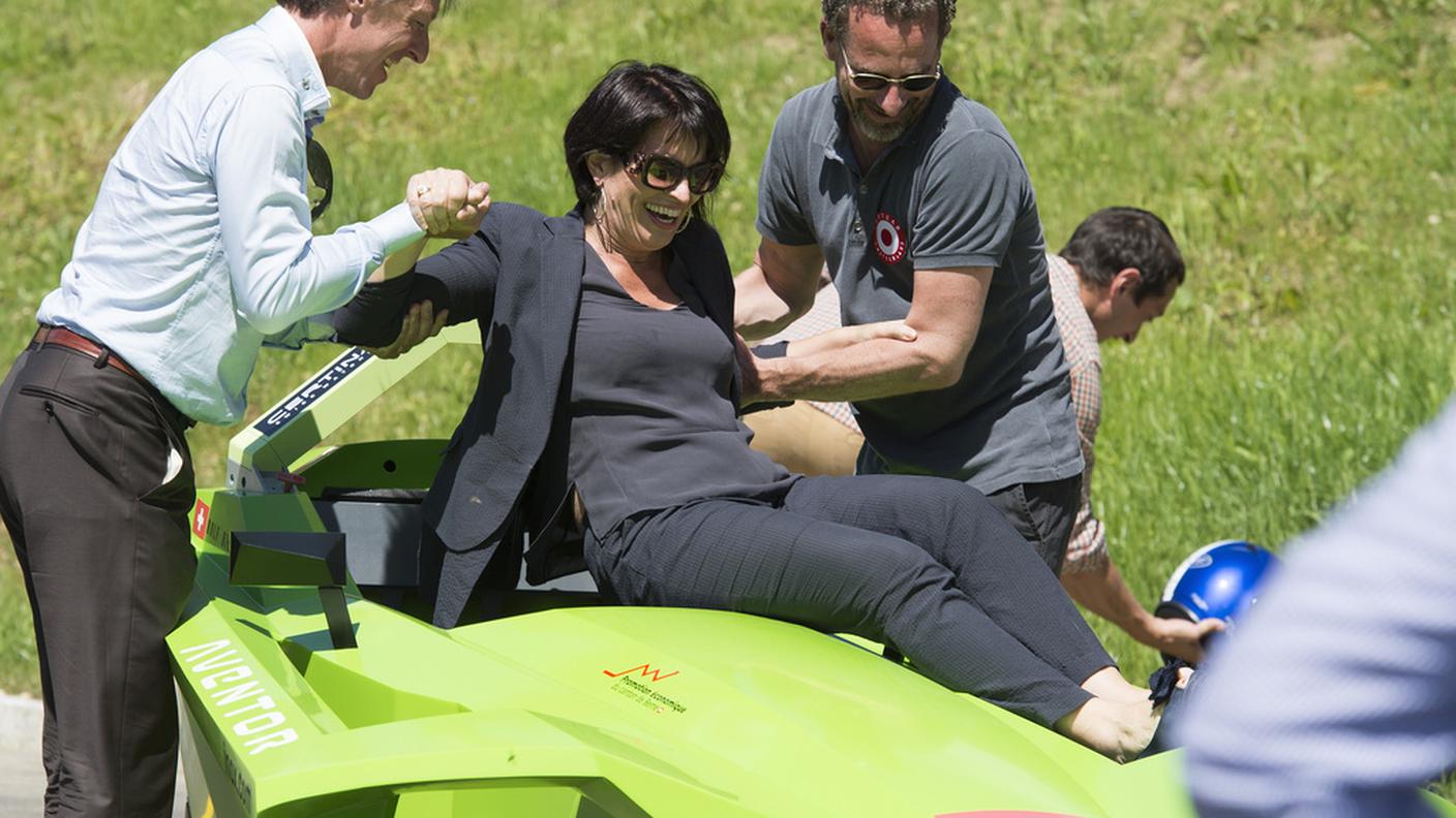 Doris Leuthard sale a bordo di un'auto da corsa elettrica di Formula-E (7 luglio)