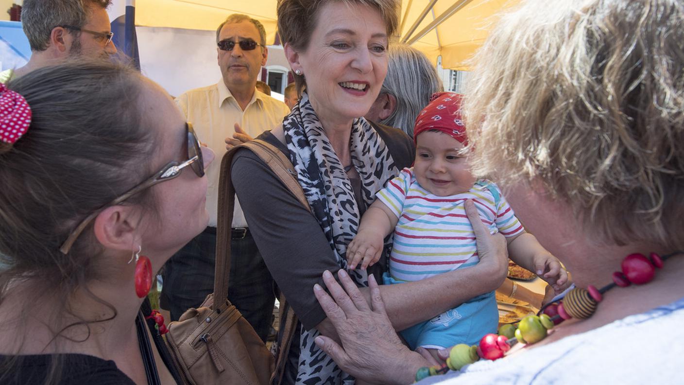 Simonetta Sommaruga tra la gente a St. Imier (7 luglio)