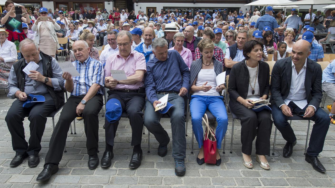 Johann Schneider-Ammann, Ueli Maurer, Guy Parmelin, Didier Burkhalter, Simonetta Sommaruga, Doris Leuthard e Alain Berset al concerto per la popolazione sulla Dorfplatz a Saanen (8 luglio)