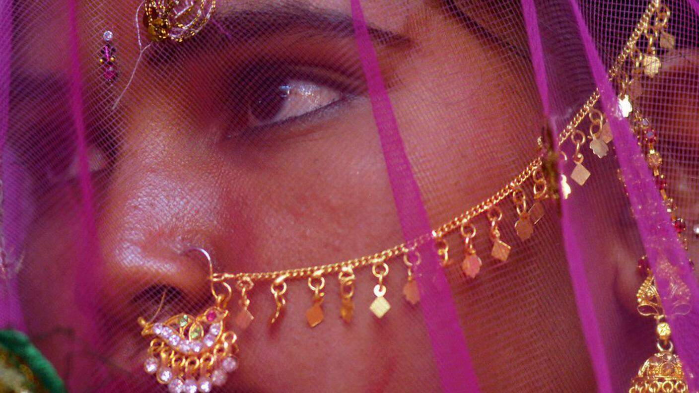 Appena dodicenne e già sposa promessa: il volto di una ragazza vittima di un matrimonio forzato, in un villaggio dell'India