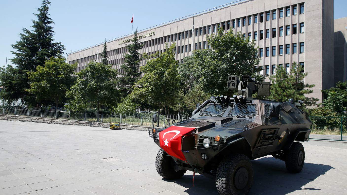 Un'immagine emblematica: un veicolo delle forze speciali turche di fronte al Palazzo di giustizia di Ankara