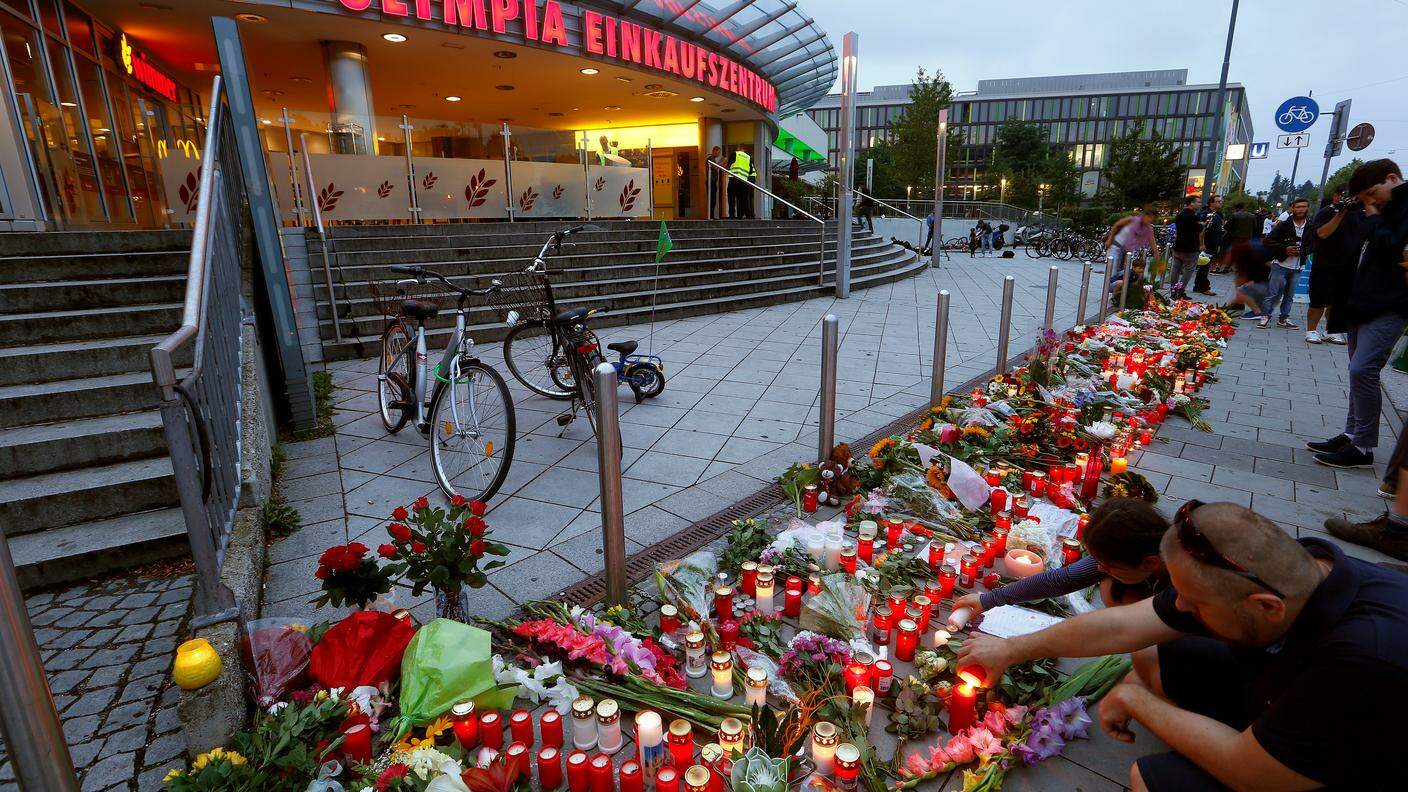 Fiore e candele in memoria delle vittime, davanti allo "shopping center" preso di mira dall'autore della strage