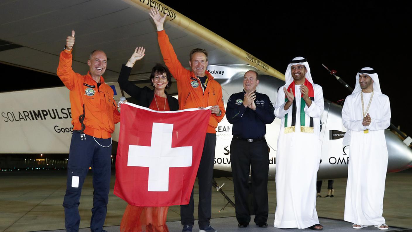 Doris Leuthard festeggia il pilota svizzero al suo arrivo ad Abu Dhabi