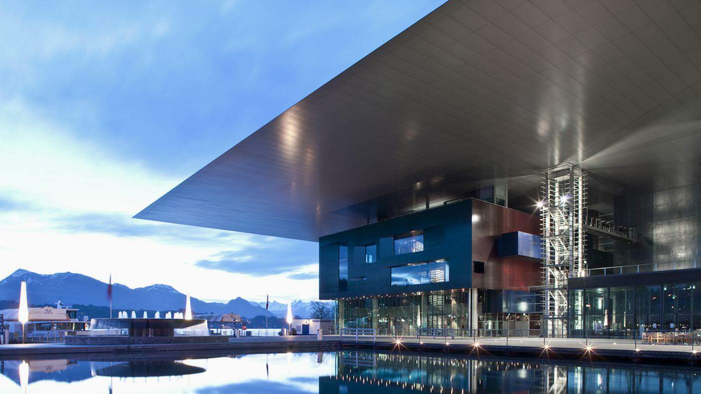Il KKL, centro per l’arte e la cultura di Lucerna con la sua futuristica architettura disegnata dall’architetto francese Jean Nouvel.