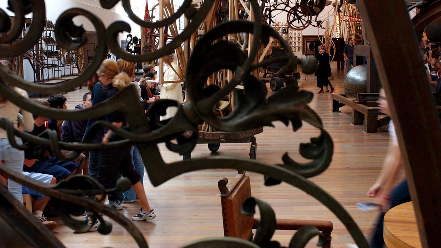 Il Museo Tinguely è un forum dedicato all’arte cinetica, dunque alle opere in movimento, spesso costruite con elementi e relitti di un passato industriale.