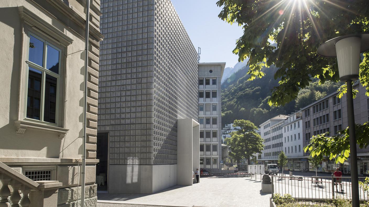 Accanto alla Villa Planta, sede storica del Museo d’arte grigione, è sorto anche a Coira un cubo dalle forme contemporanee. Il concorso, svolto in maniera anonima, è stato vinto a sorpresa da due architetti di Barcellona ancora sconosciuti: l’Estudio Barozzi / Veiga.  