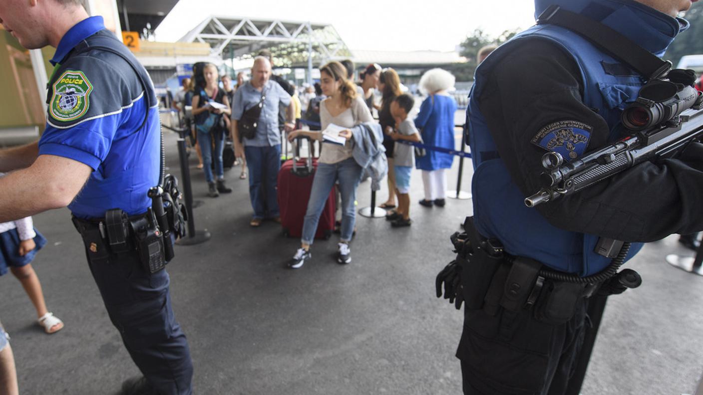 Agenti impegnati nei controlli all'ingresso dello scalo