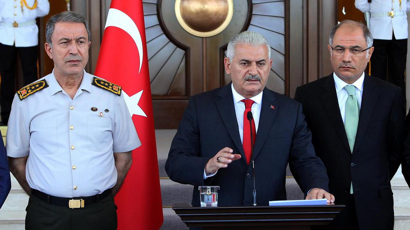 Efkan Ala, qui ritratto alla sinistra del premier Binali Yildirim