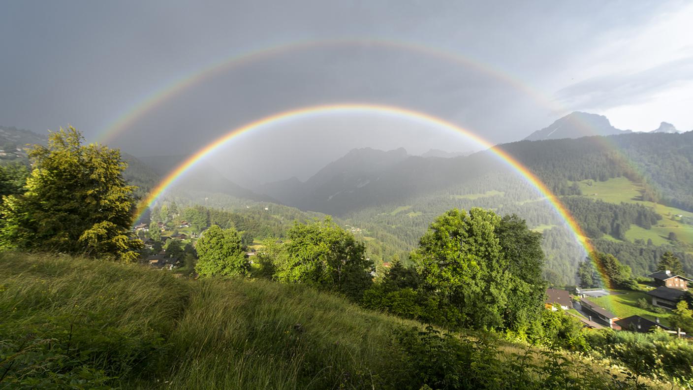 Un suggestivo doppio arcobaleno, dopo un recente temporale a Gryon (VD)