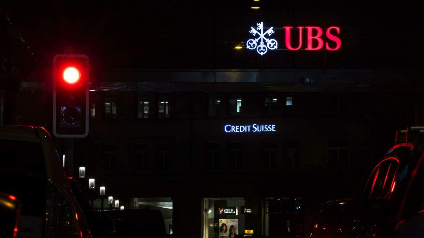 Le insegne di UBS e Credit Suisse illuminate e vicine nel centro di Zurigo