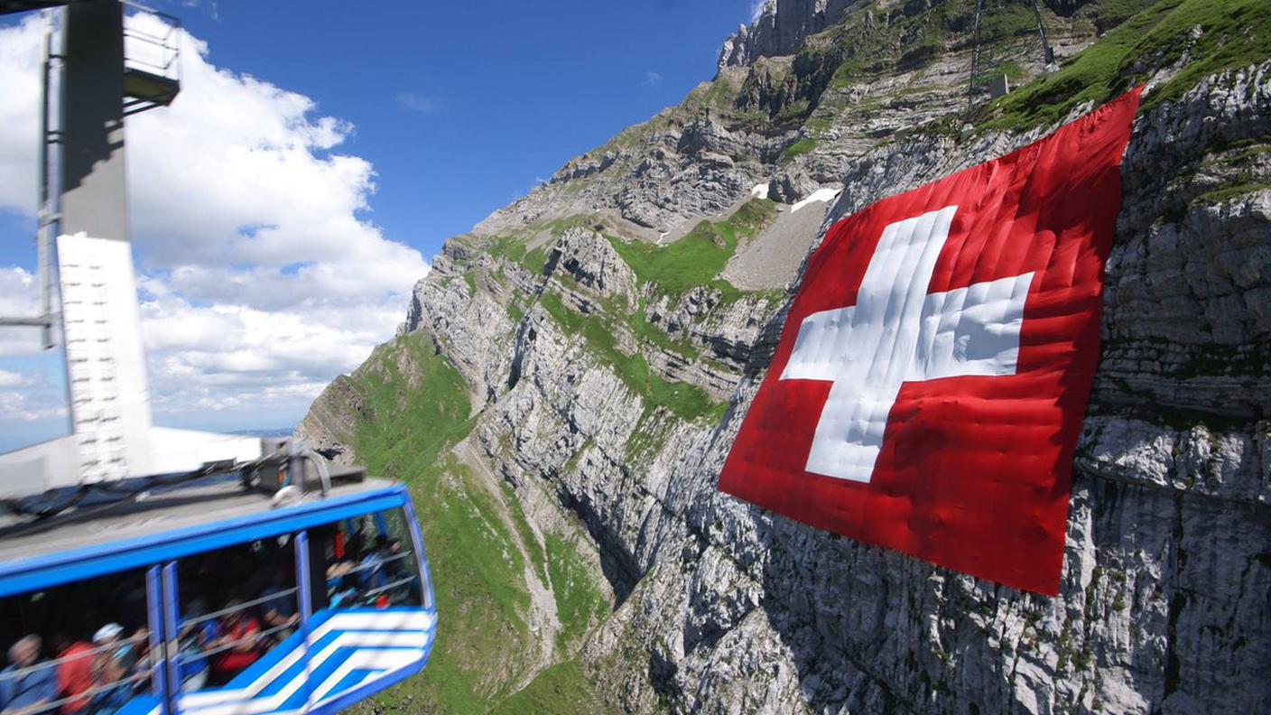La più grande bandiera svizzera sventola sul Säntis