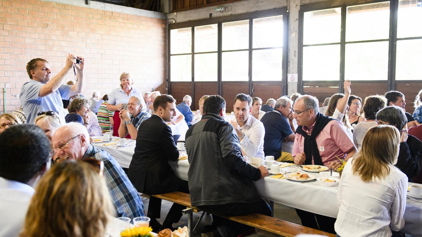 Guy Parmelin tra gli ospiti di un brunch a Münsingen