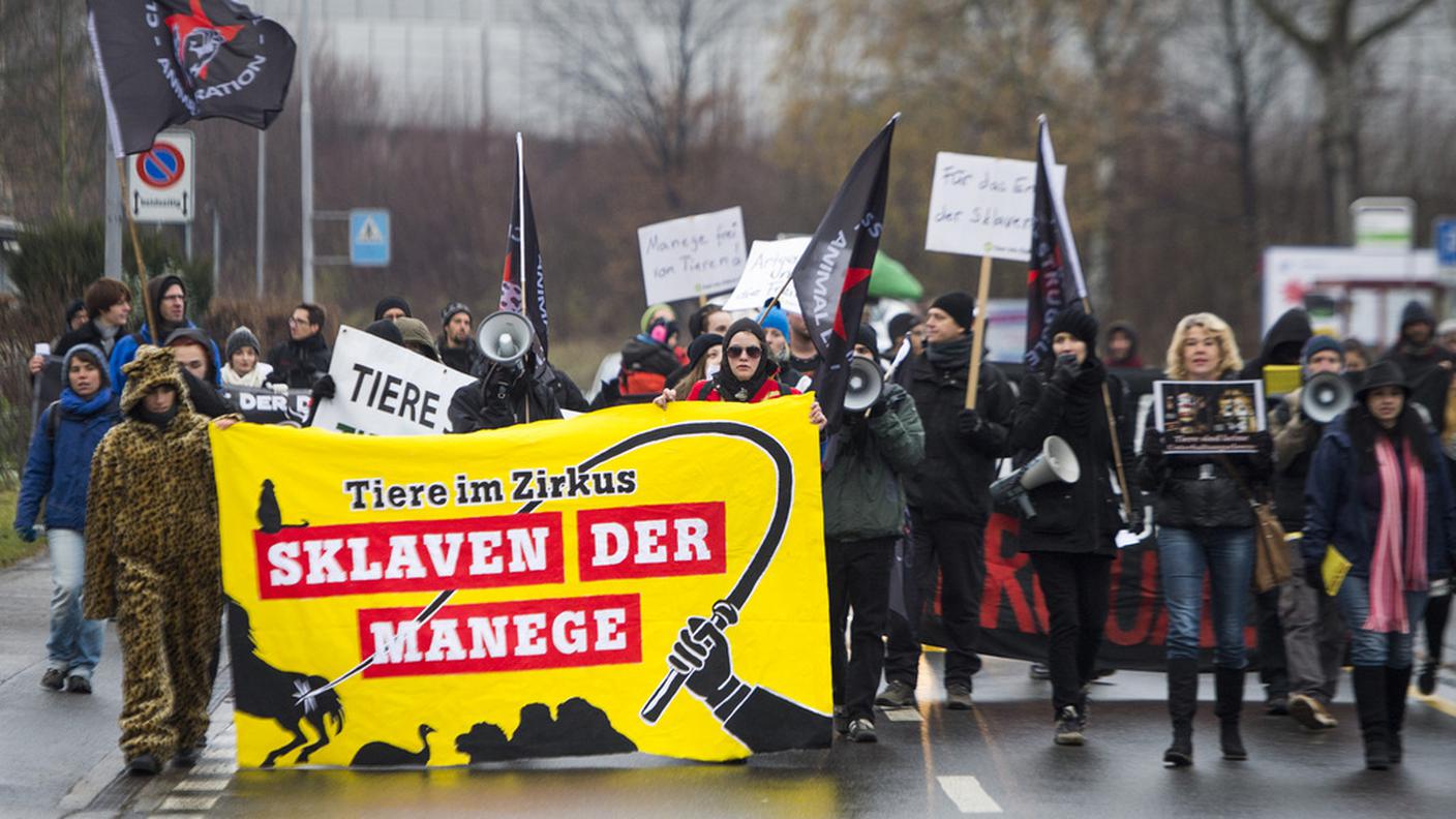Da anni si protesta contro l'impiego di animali nei circhi in Svizzera 