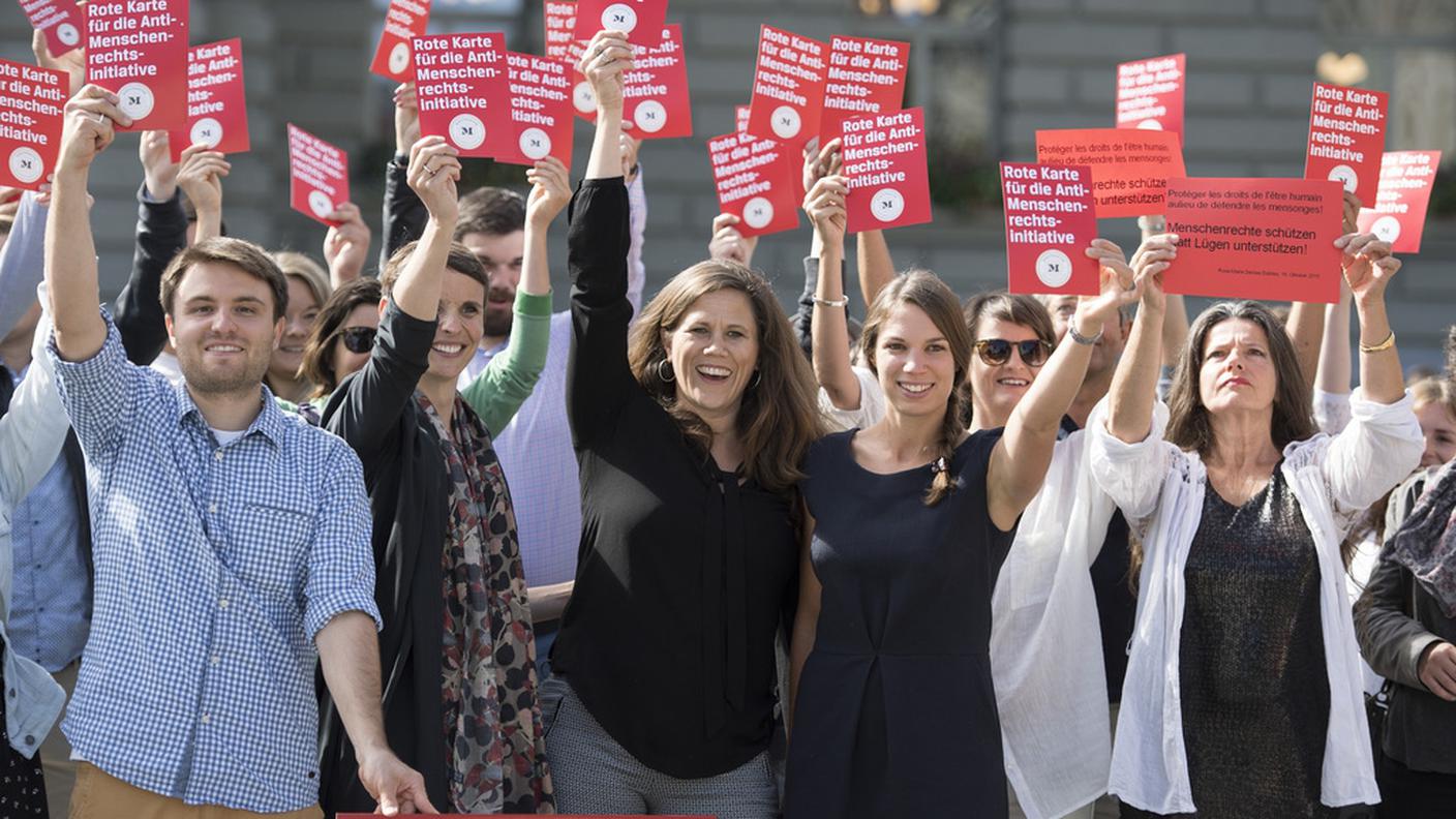 Cartellino rosso di "Fattore di protezione D" all'iniziativa UDC appena consegnata alla Cancelleria