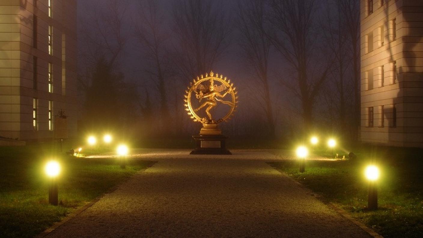 La statua di Shiva davanti alla quale è stato messo in scena il rituale notturno