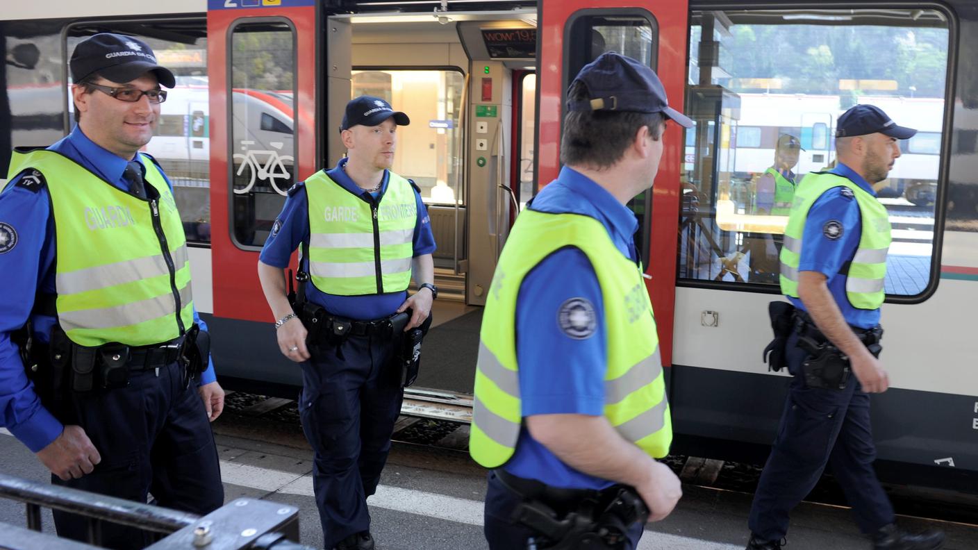 Le guardie di confine pattugliano con attenzione il confine a Chiasso