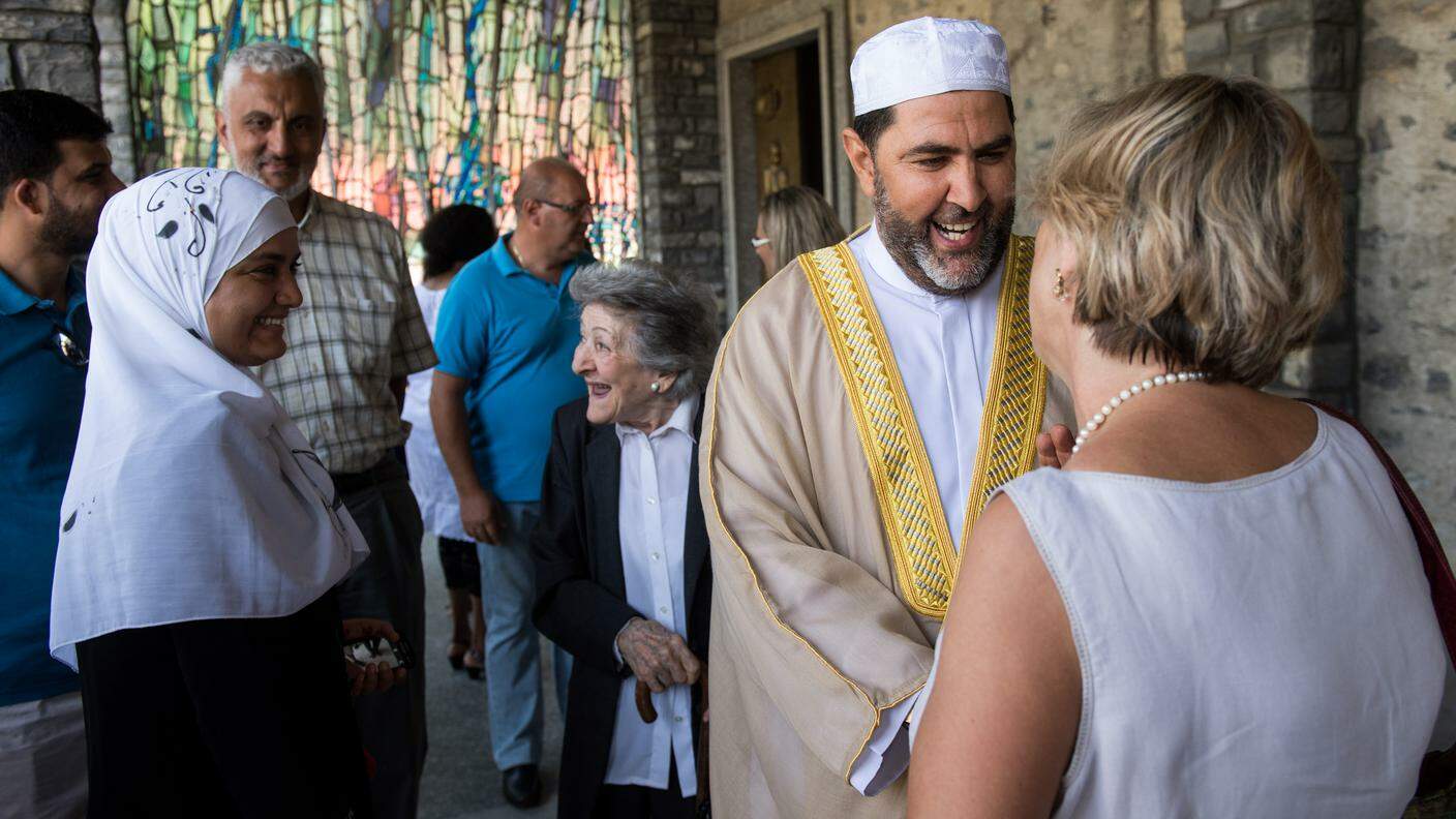 Radouan Jelassi durante l'incontro con i parrocchiani