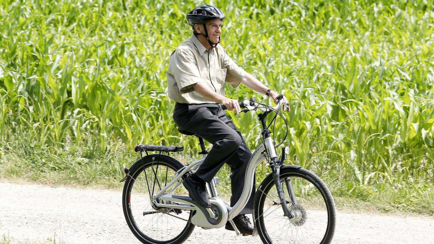 L'e-bike ha convinto anche l'ex consigliere federale Hans-Rudolph Merz
