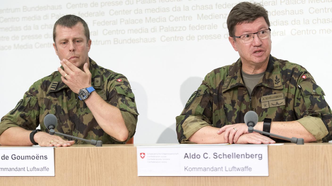 Schellenberg (d) durante la conferenza stampa, lunedì sera a Berna, insieme al comandante aggiunto delle forze aeree svizzere, Pierre de Goumoens