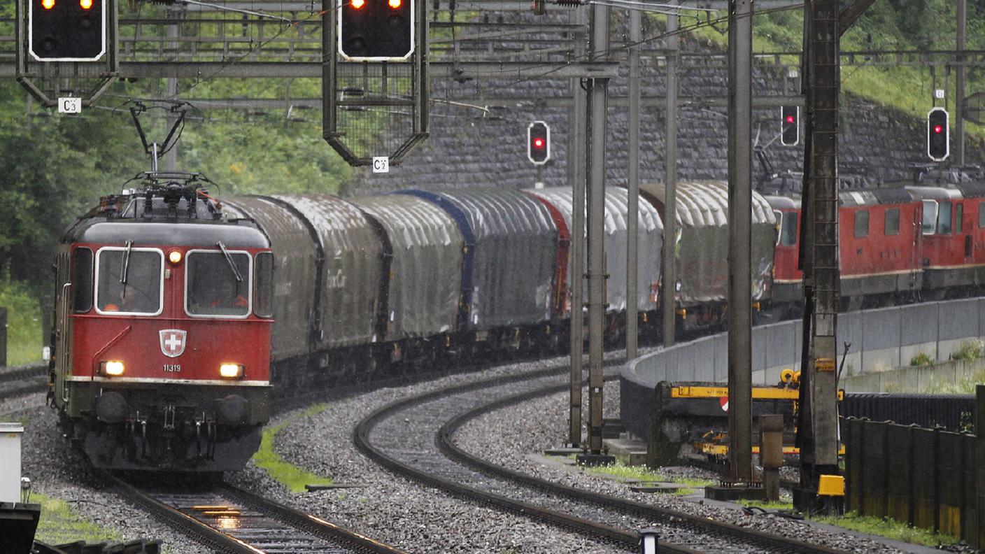 Un treno merci fotografato nei pressi di Gurtnellen