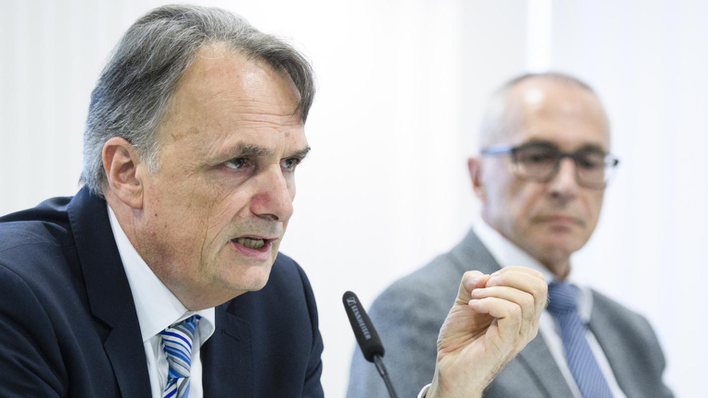 Il Segretario di Stato alla migrazione Mario Gattiker e l'ex giudice federale Michel Féraud davanti ai media