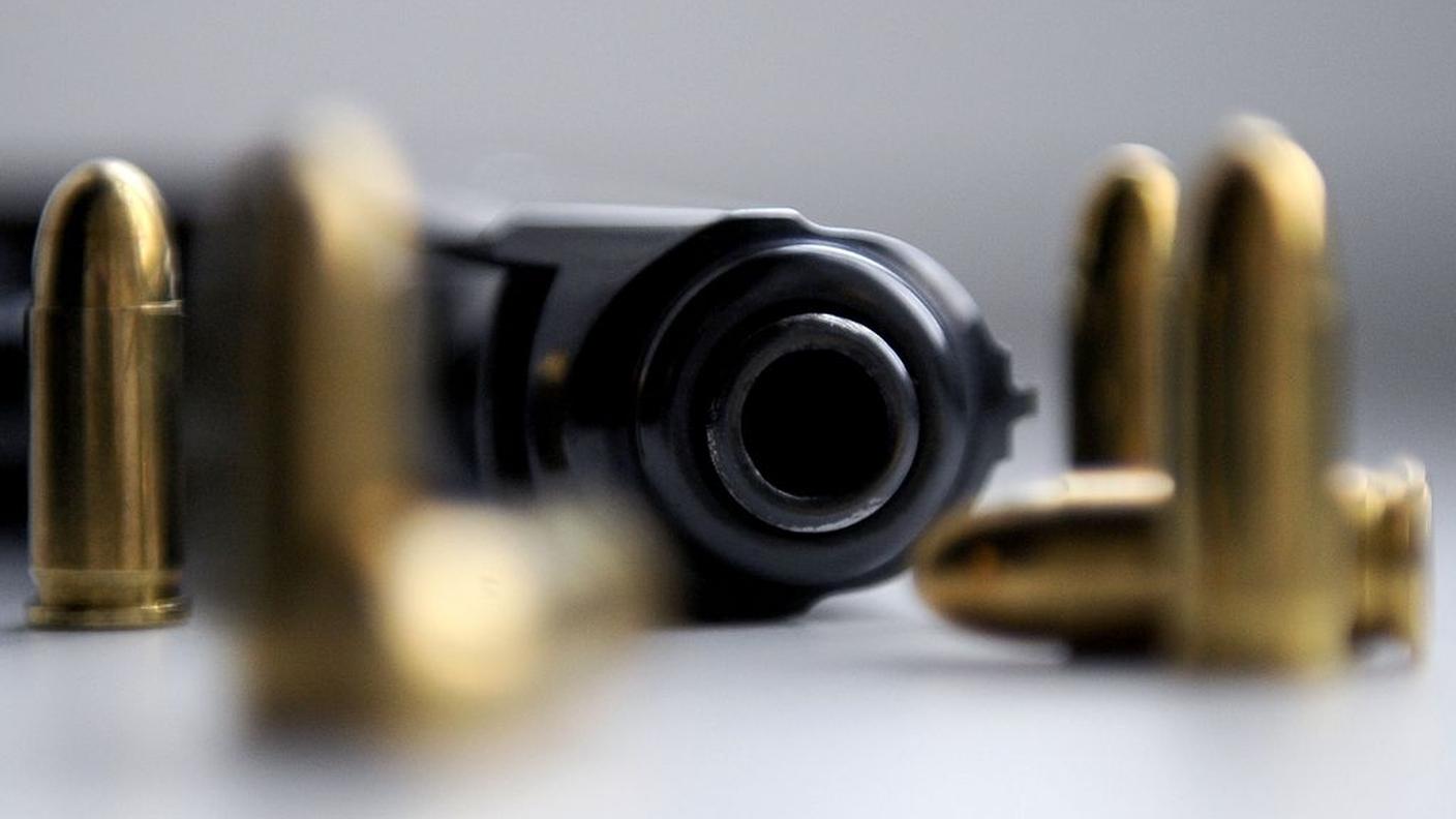 L'agente ha aperto il fuoco dal suo balcone sparando quattro colpi