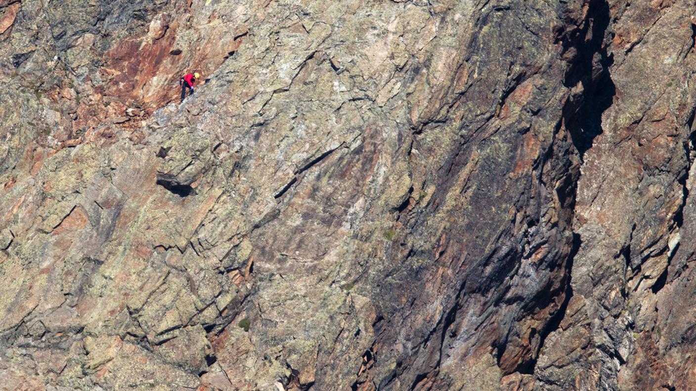 "Una macchia nera sulla montagna"