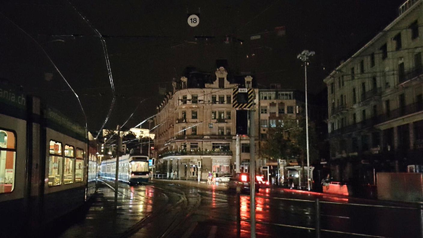 Il centro della città di Zurigo è rimasto al buio