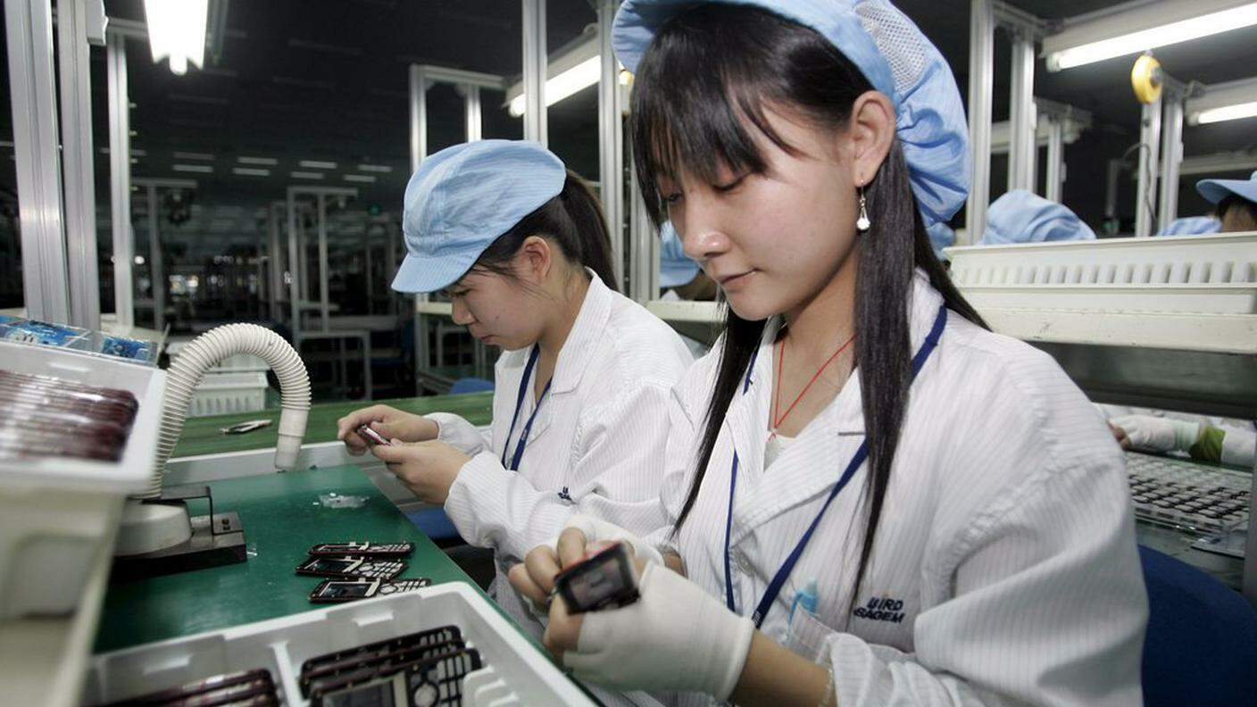 Operaie impegnate in uno stabilimento di produzione di cellulari in Cina