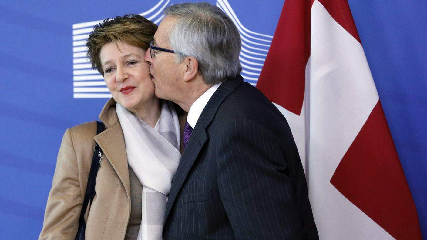 Un bacio da Jean-Claude Juncker, l'espressione non troppo convinta di Simonetta Sommaruga. Un'immagine emblematica, in occasione di colloqui nel 2015, sullo sfondo dei rapporti fra Berna e Bruxelles