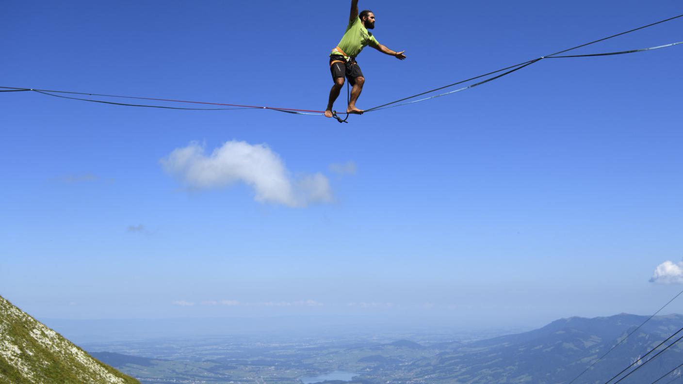Se si perde l'equilibrio, c'è una fune di sicurezza