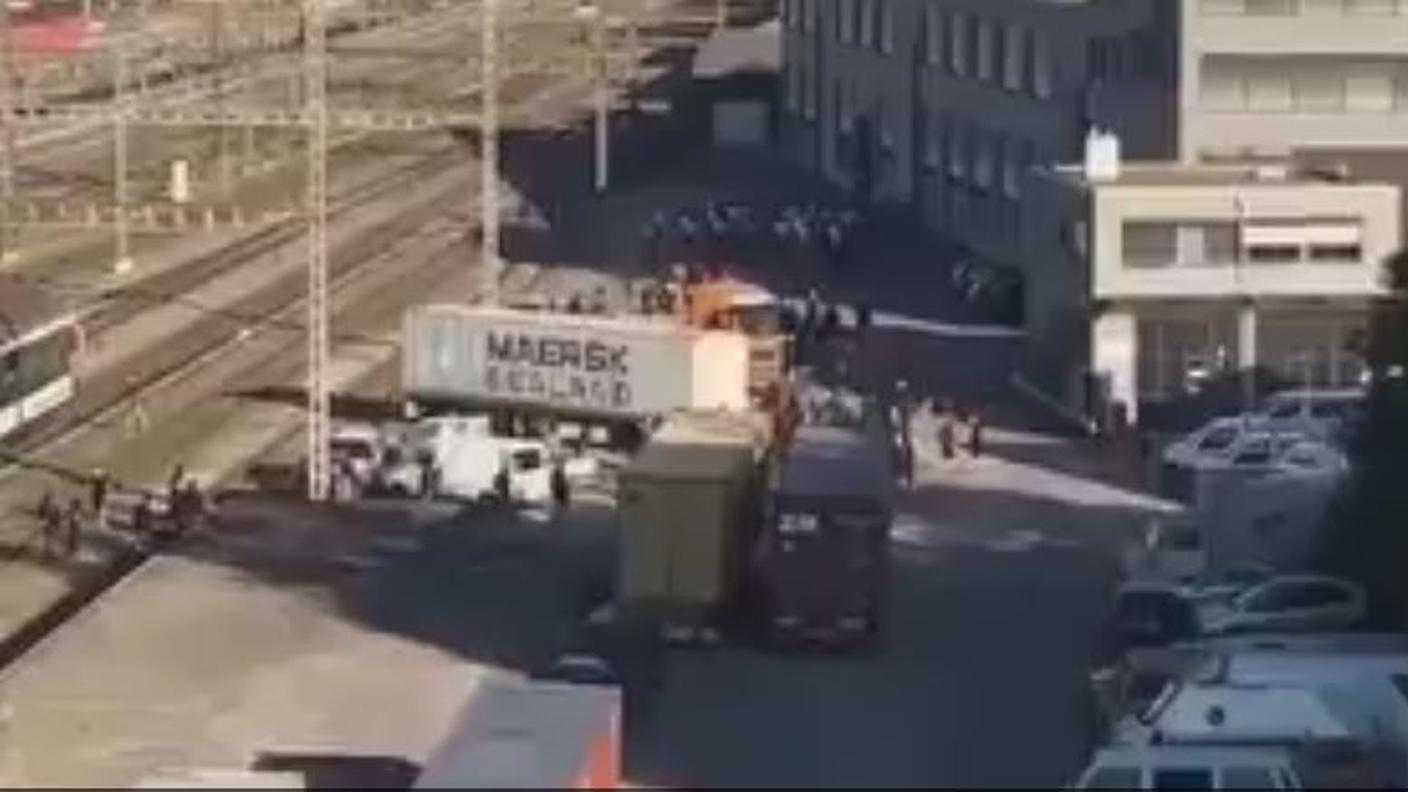 Botte e insulti sul piazzale 