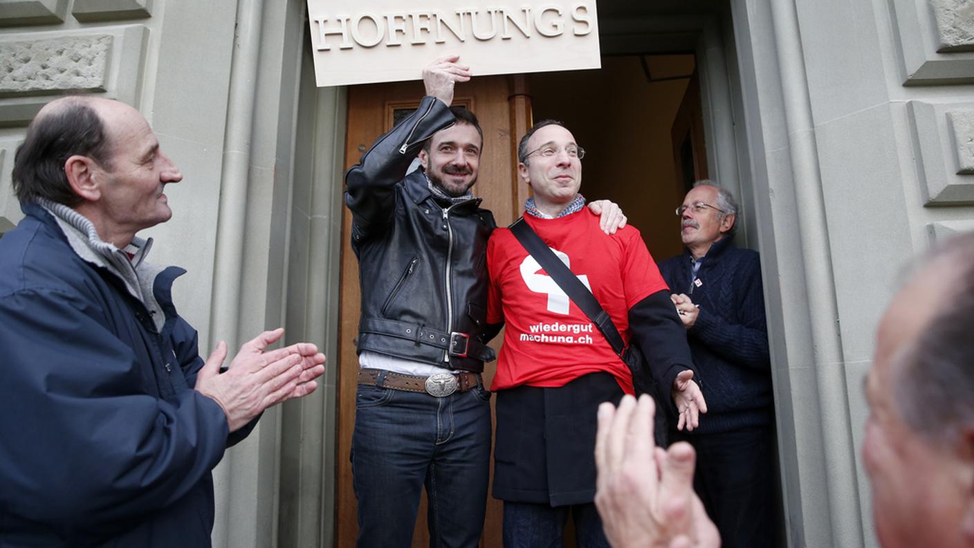 La consegna delle firme a Berna nel dicembre 2014