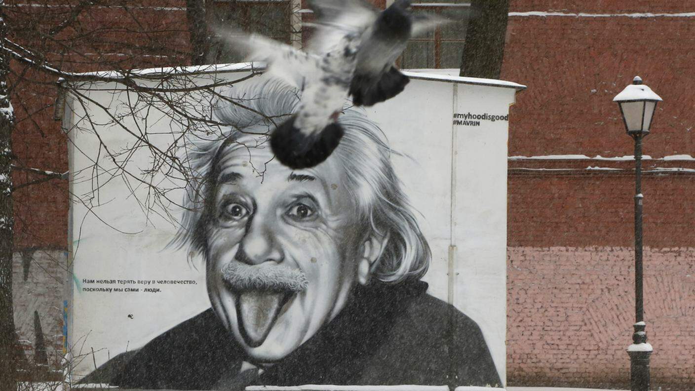 Einstein dipinto su un muro a San Pietroburgo