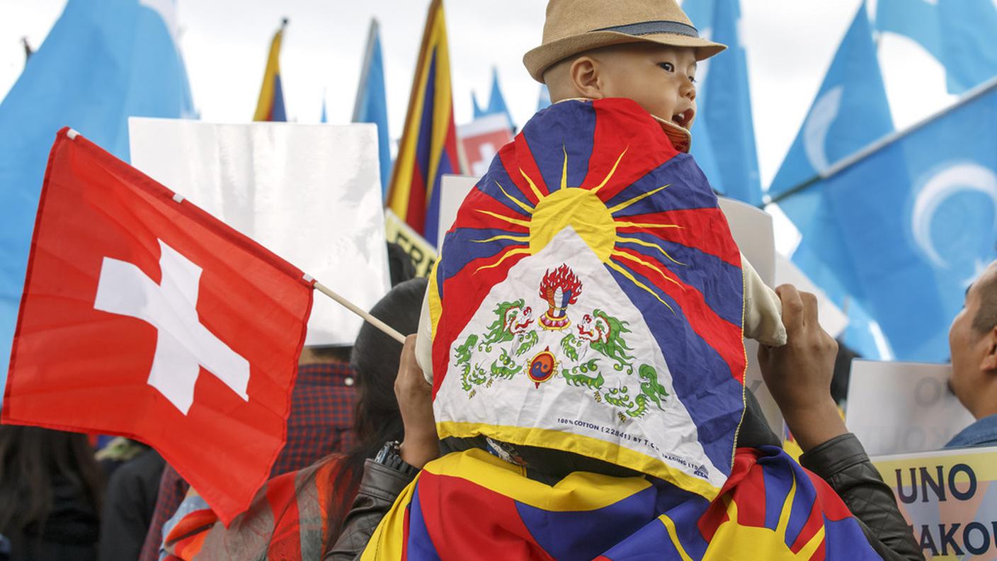 Un migliaio di manifestanti uiguri e tibetani sono scesi in piazza a Ginevra