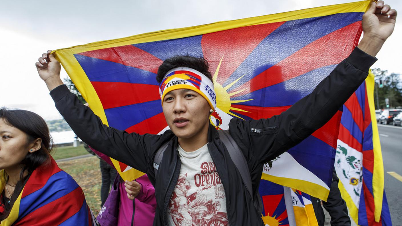 Un migliaio di manifestanti uiguri e tibetani sono scesi in piazza a Ginevra