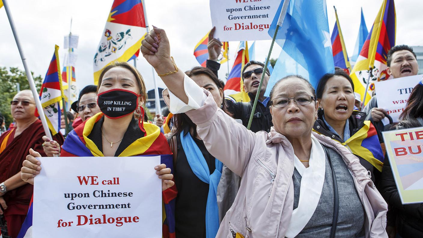 Un migliaio di manifestanti uiguri e tibetani sono scesi in piazza a Ginevra