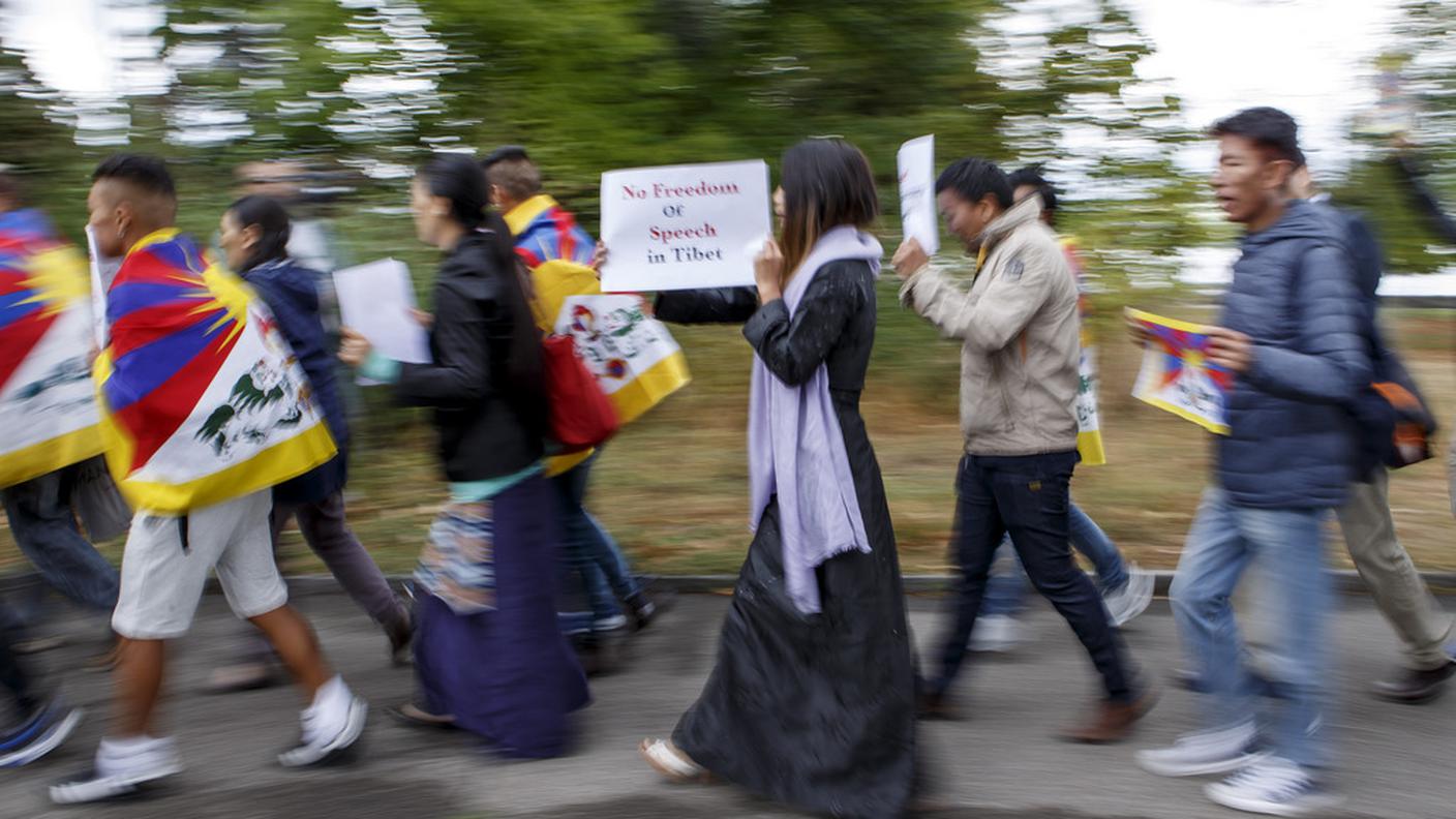 Un migliaio di manifestanti uiguri e tibetani sono scesi in piazza a Ginevra