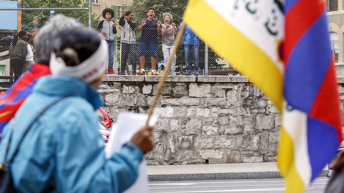 Un migliaio di manifestanti uiguri e tibetani sono scesi in piazza a Ginevra