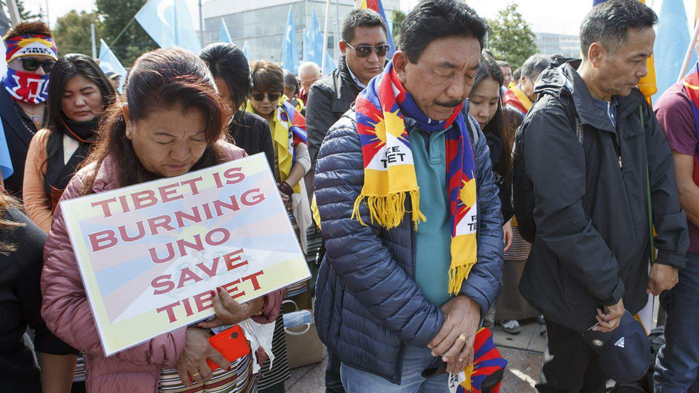 Un migliaio di manifestanti uiguri e tibetani sono scesi in piazza a Ginevra